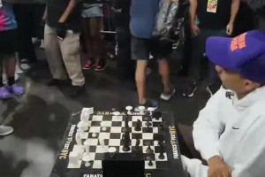 和他试试中国象棋！文班亚马休赛期生活丰富，与球迷玩国际象棋