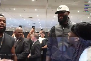 詹姆斯出镜顶流网红Kai cenat直播 现场狂热球迷获得签名球衣