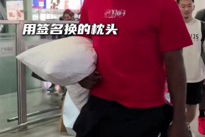 专业！哈登坐高铁直接带着枕头 上车倒头就睡哈~